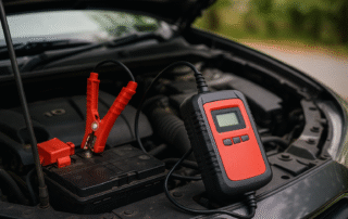 chargeur-batterie-voiture-entretien